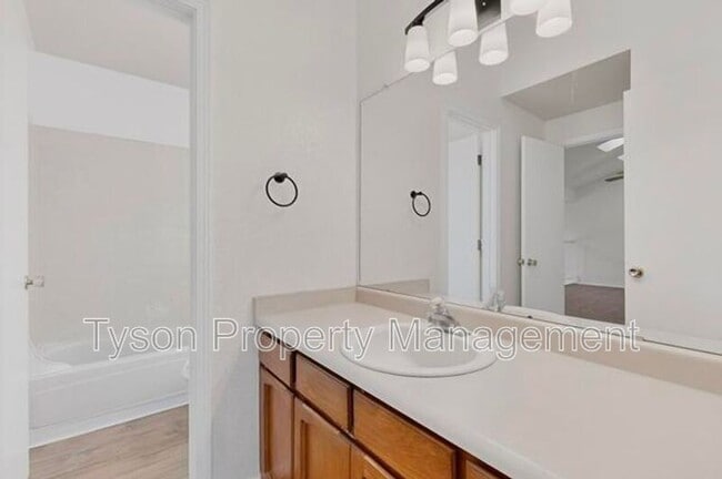 Building Photo - 10713 Towne Park Dr NE