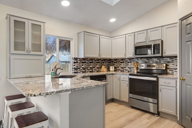 Building Photo - Furnished 3-Bedroom Home with Fenced Yard - Pet Friendly