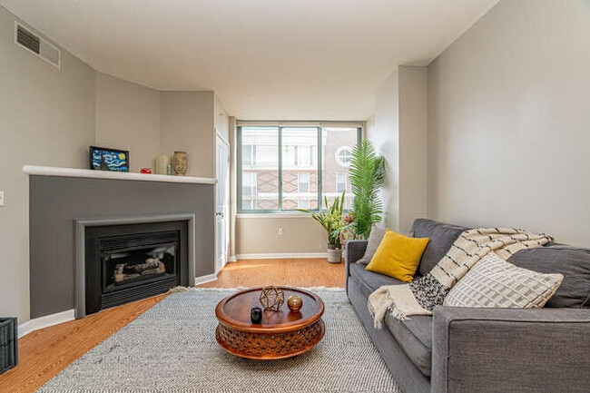 Building Photo - 851 N Glebe Rd