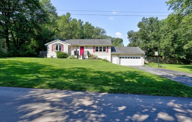 Building Photo - 1735 Maple Ave