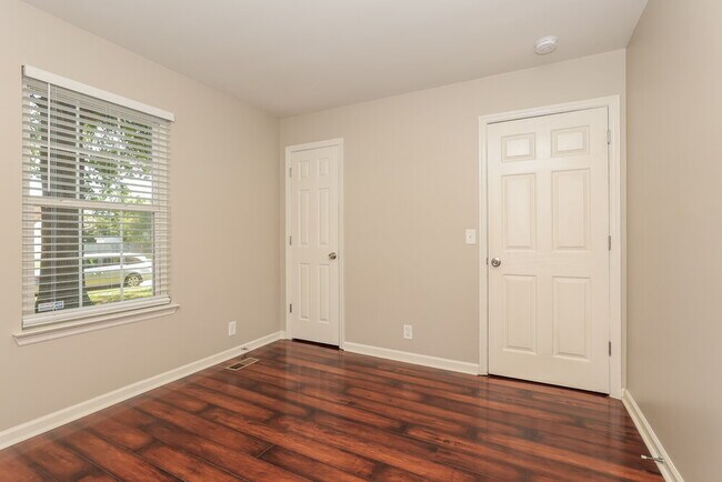 Building Photo - 1002 Esquire Ct