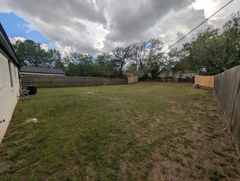 Building Photo - 717 S Midwest Blvd