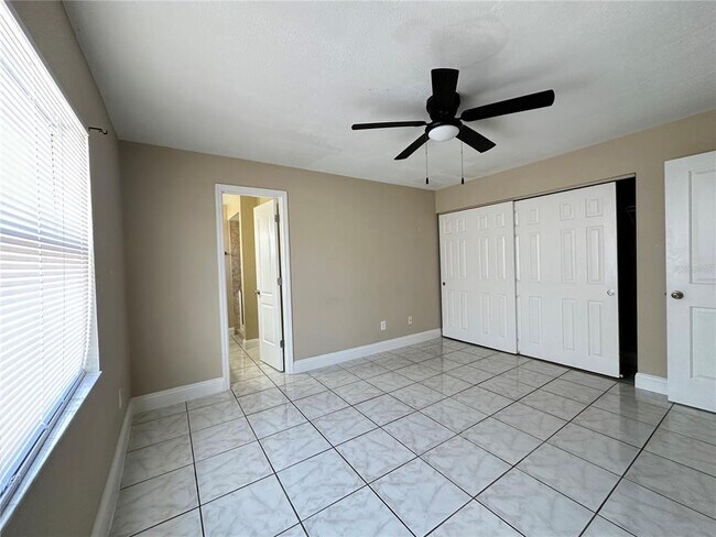 Building Photo - 27 W Country Cove Way