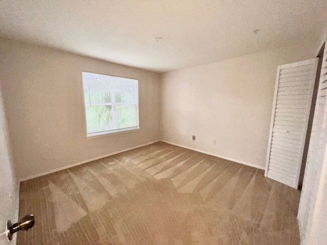 Building Photo - Move in NOW- Spacious 2 bedroom 1 bath condo on 3rd floor in gated community! Water included with...