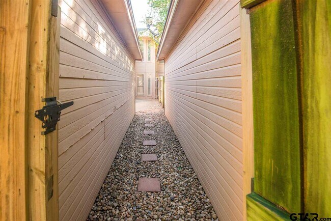 Building Photo - 5811 Hollytree Dr