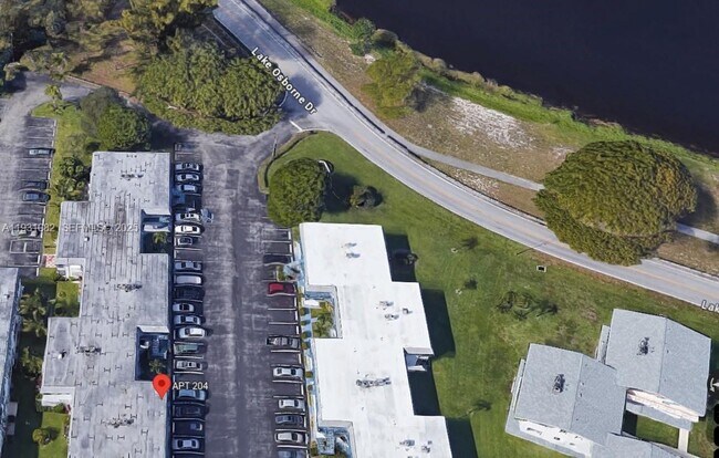 Building Photo - 2400 Lake Osborne Dr