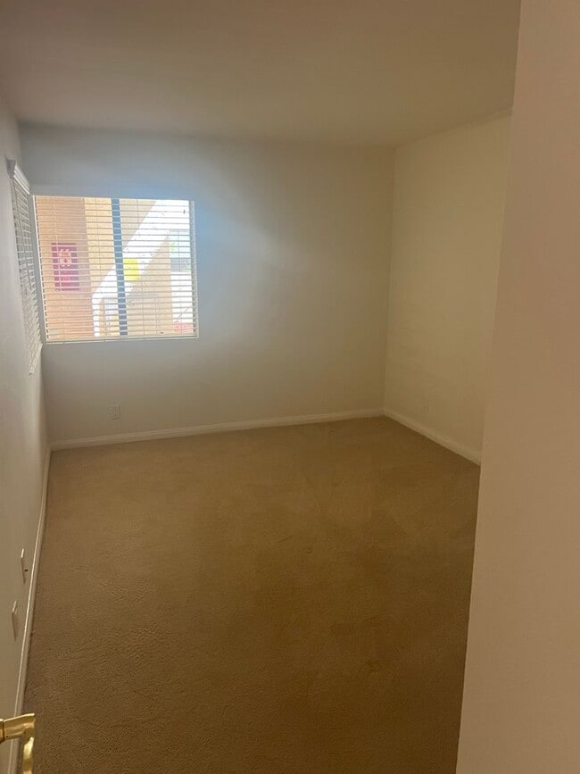 Building Photo - Huge 2 bed 2 bath condo.  2 balconies peek a boo ocean views