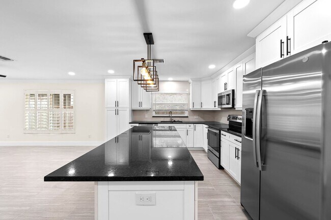 Building Photo - Naples Park - 3 Bedroom, 2 Bathroom - Annual Rental