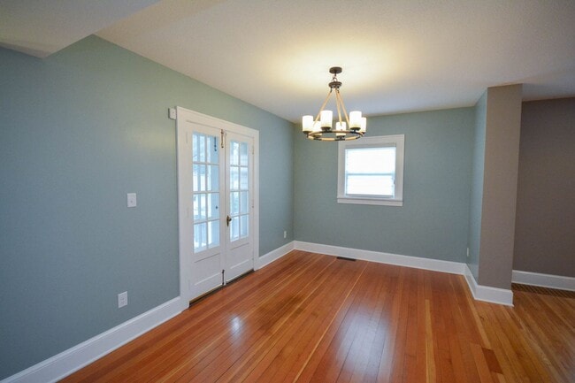 Building Photo - Gorgeous home with classic details in the ...