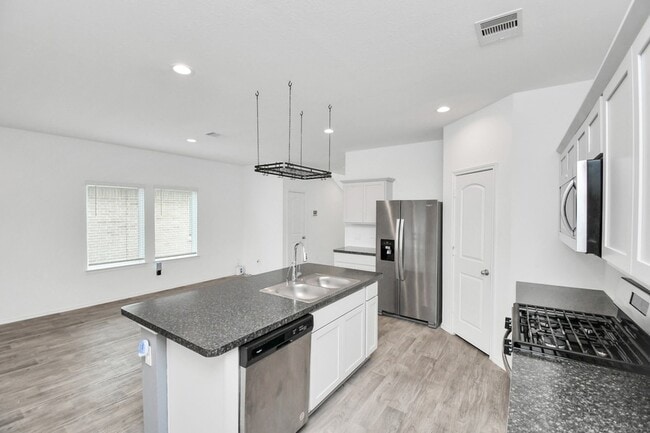 Building Photo - 5443 Pinetree Cres Ln