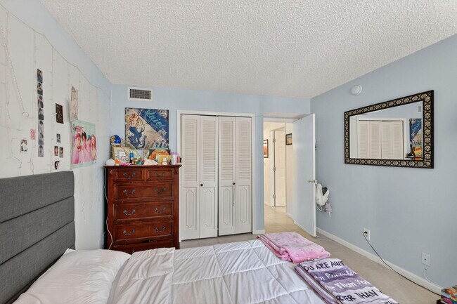 Building Photo - 9810 Pineapple Tree Dr