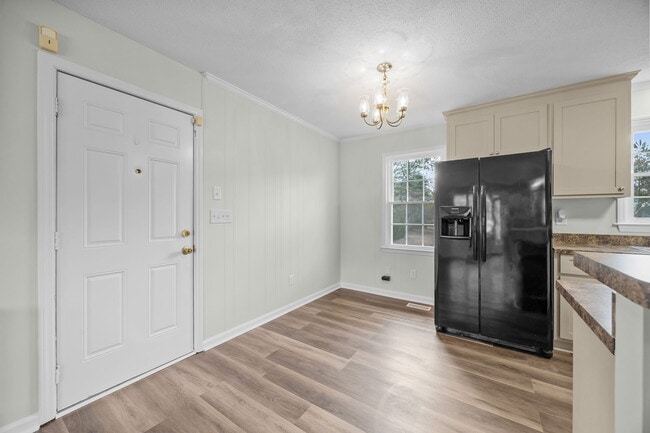 Building Photo - 904 Jennifer Ln