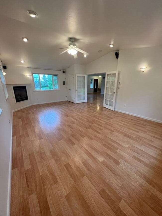 Building Photo - Gorgeous Eagle River Home w/ Open Concept Layout!