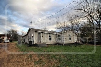 Building Photo - 711 W Avenue B