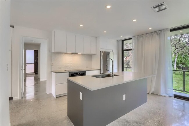 Building Photo - 9400 Shady Oaks Dr