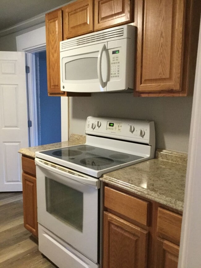 Building Photo - 2+ Bedroom home Near Downtown!