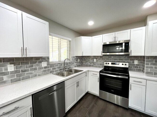 Building Photo - 2123 Fernwood Dr