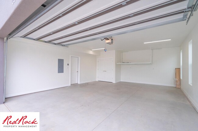 Building Photo - Spacious 2 Bedroom Unit in Desert Color Wi...