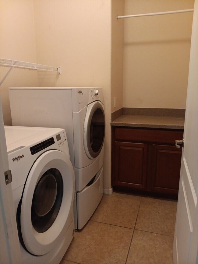 Building Photo - Beautiful 3 bedroom 3 bathroom home! Showi...