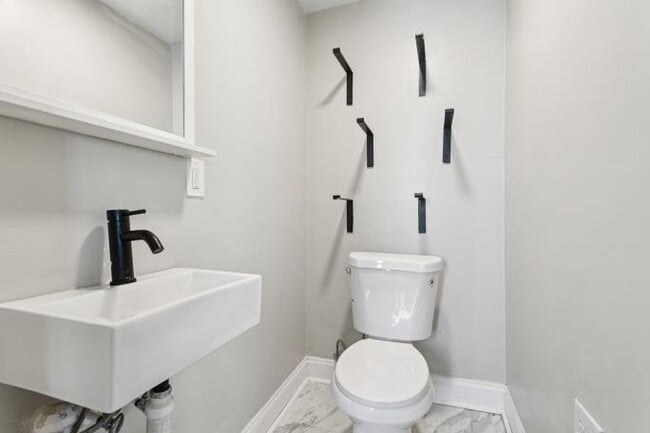 Building Photo - 710 W 31st St