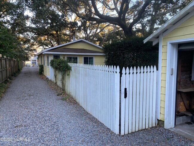 Building Photo - 314 Friendly Ln