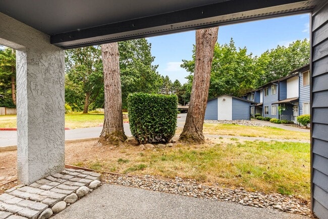 Building Photo - End-Unit Townhome in the Heart of Downtown Issaquah