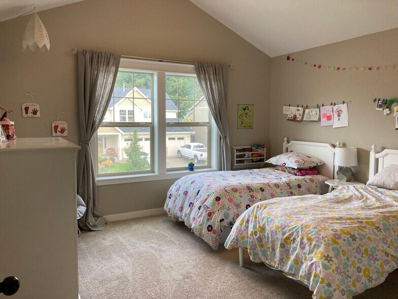 Bedroom/bonus room - 608 E Taylor Dr