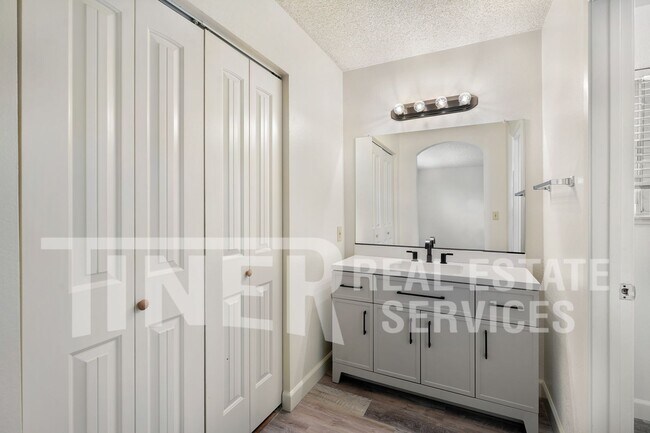 Building Photo - 3000 Nikol St