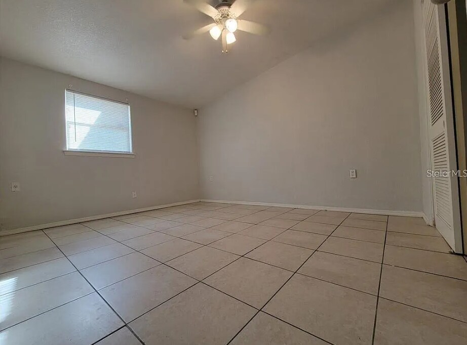 Building Photo - 2483 Lakeshore Cir