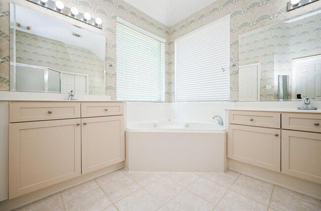 Building Photo - 18018 Somerset Knolls Ct