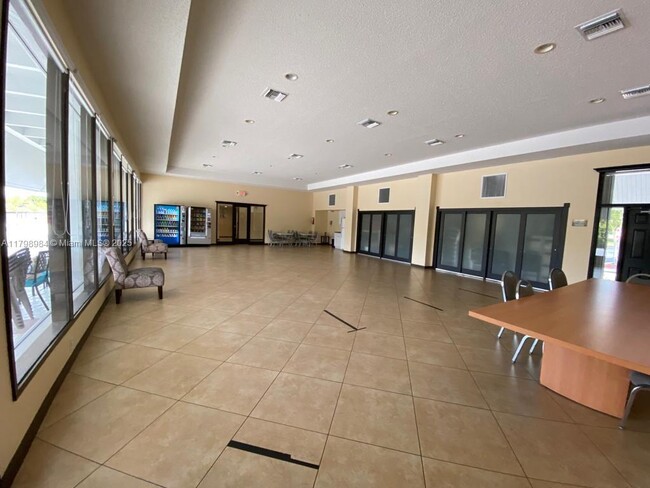 Building Photo - 3475 N Country Club Dr