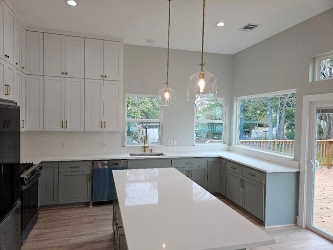 Building Photo - 700 N Avenue C