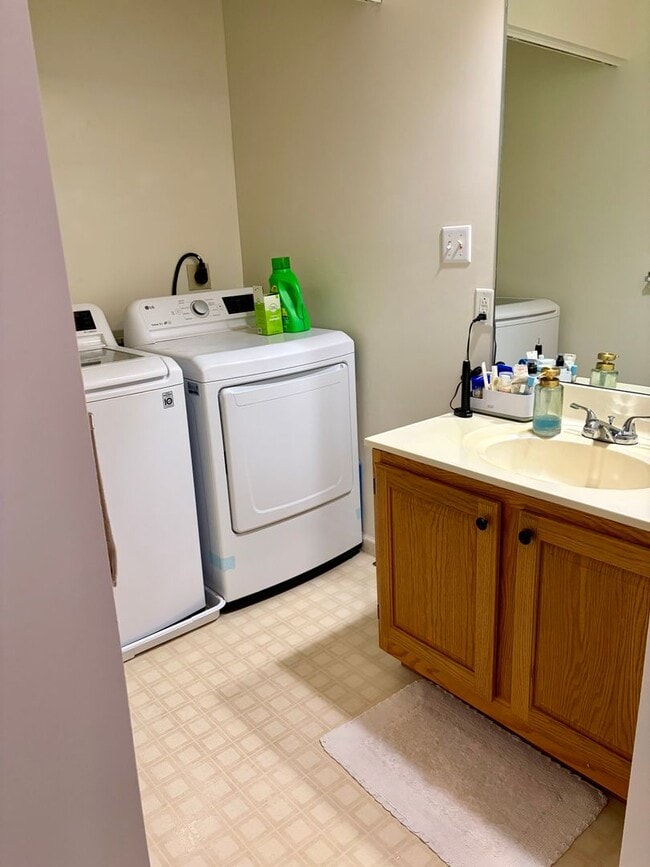 Building Photo - Updated 2 Bed 2 Bath Townhouse in Marietta