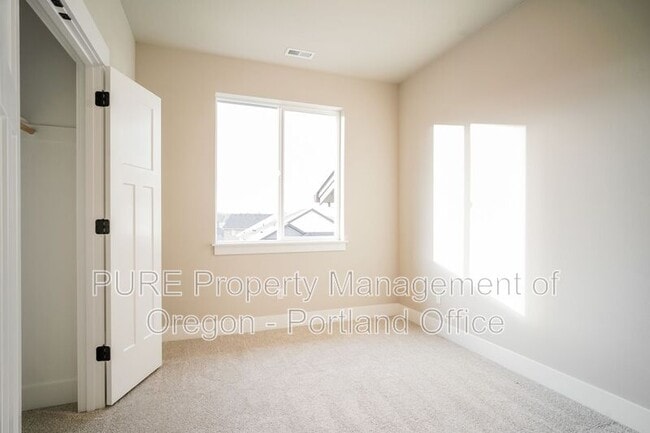 Building Photo - 2659 NE Justus Ave