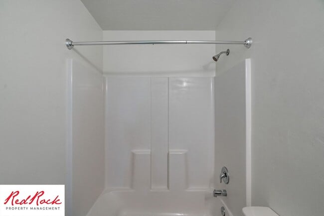 Building Photo - 4 Bed/2.5 Bath Townhome in Desert Bluff!