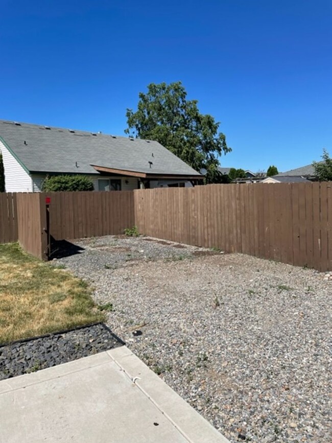 Building Photo - SINGLE FAMILY HOME IN PRAIRIE FALLS (P#94)