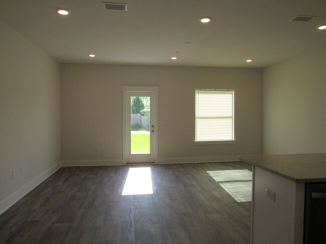 Building Photo - Nice townhome with easy access to Navy Fed...