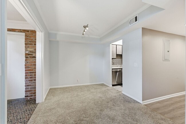 Building Photo - Updated condo in the heart of Green Hills!