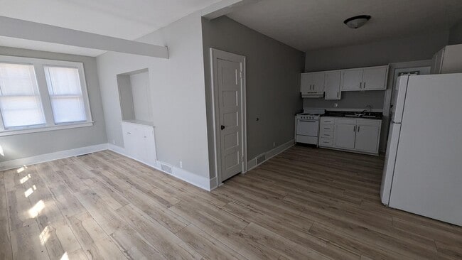 Building Photo - 838 E 3rd St