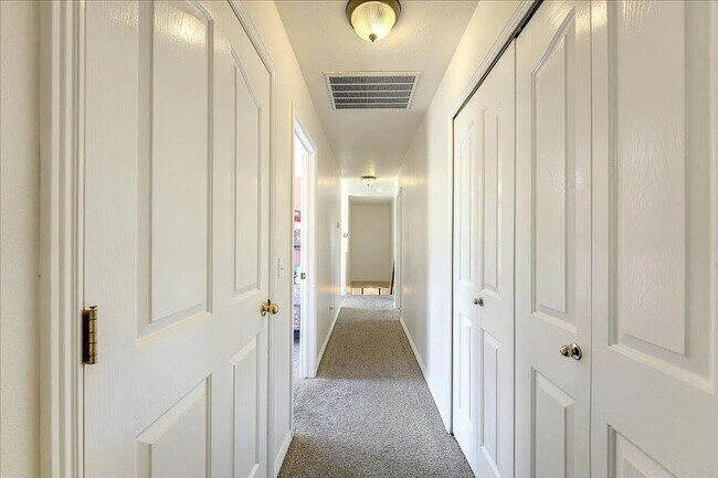 Building Photo - Expansive 5 Bedroom Home with Additional O...