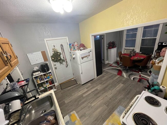 Building Photo - 1725 W 1st St