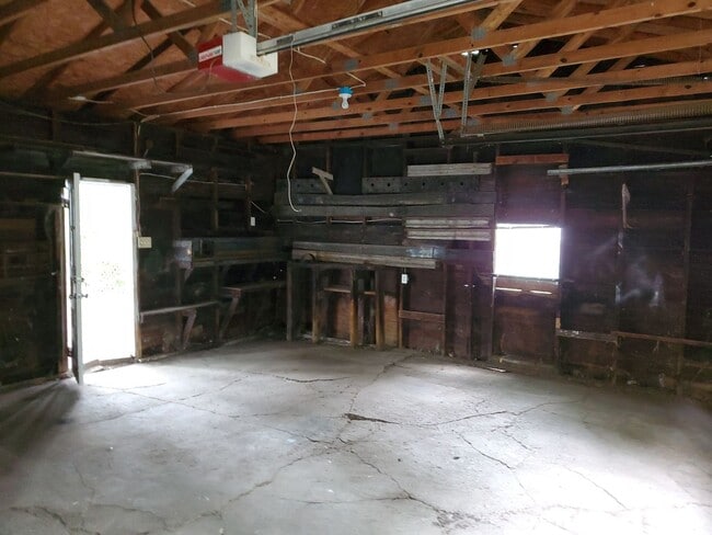 Building Photo - 1615 Rowland Ave NE