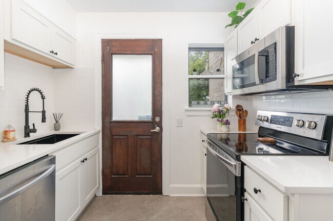 Building Photo - Charming Condo in Walkable Hillsboro Village