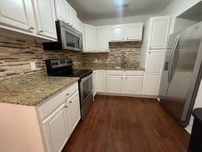 kitchen with granite and stainless - 6604 S Mascotte St