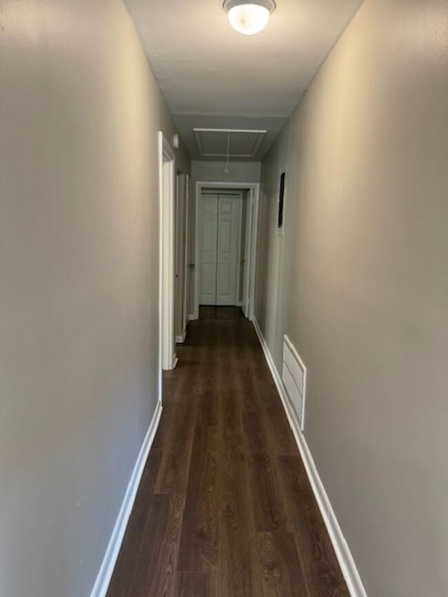 Building Photo - Newly Renovated Unit!