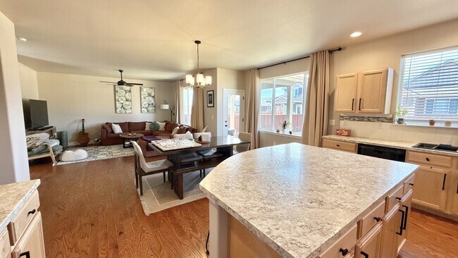 Building Photo - 409 Luminous Dr