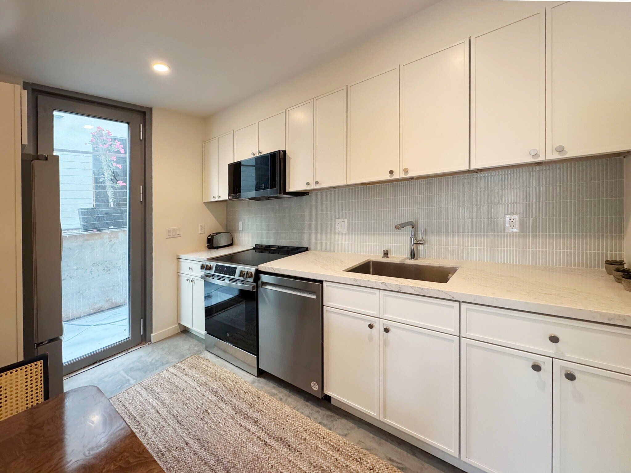 Building Photo - 4548 Huntington Dr S