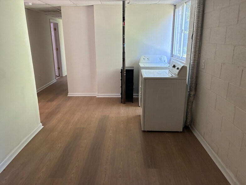 Building Photo - Room in House on Hillsborough St