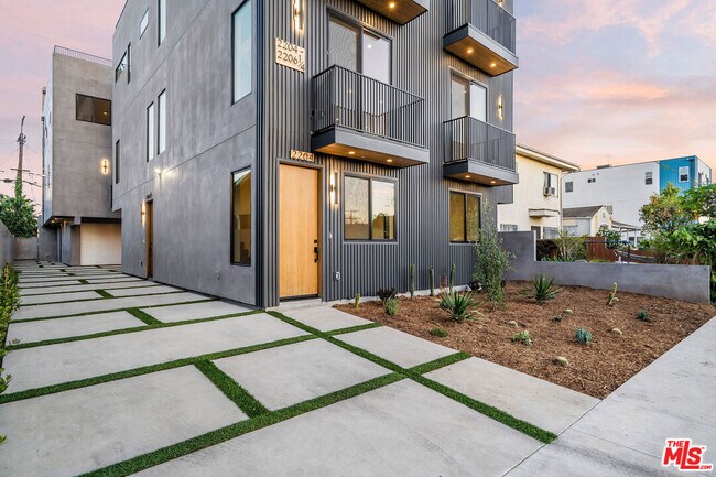 Building Photo - 2204 1/2 Carmona Ave