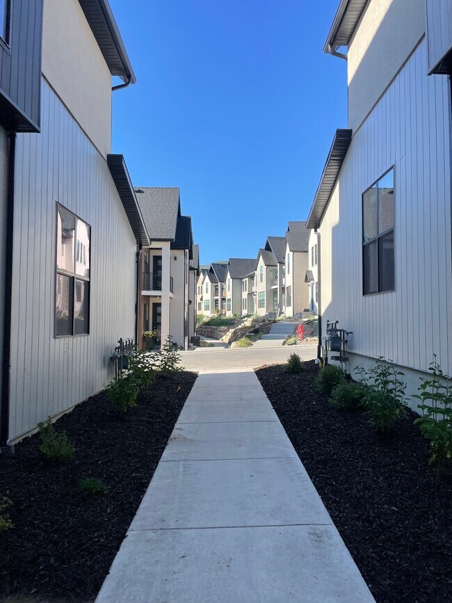 Building Photo - 144 E 1760 N